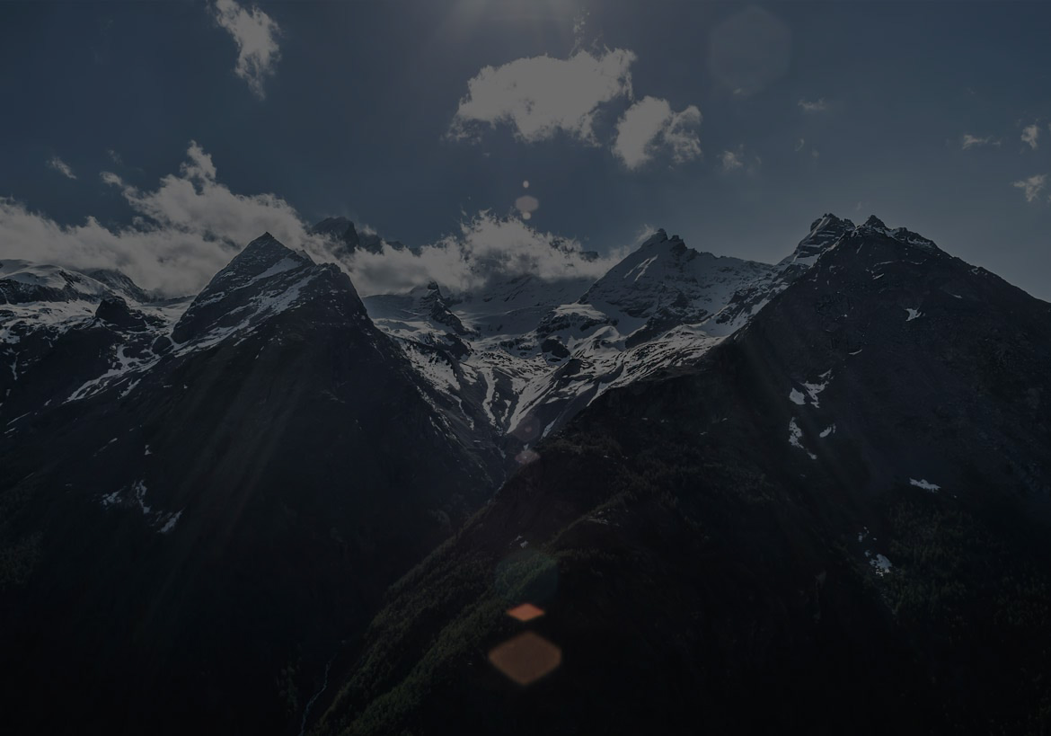 Des montagnes avec un ciel bleu pour illustrer la culture de CBD en altitude